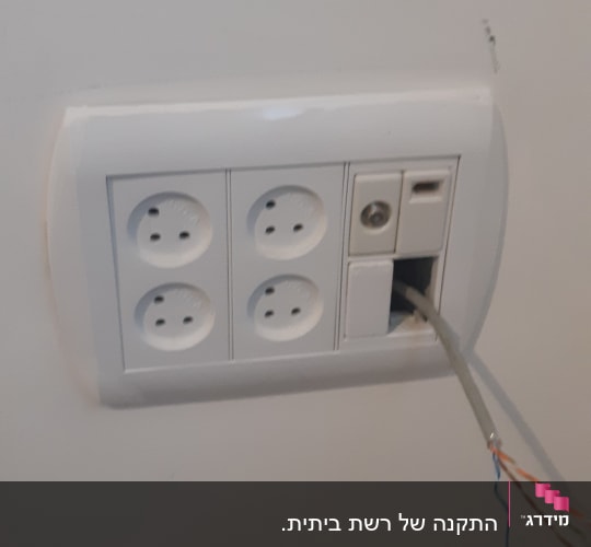 שקע חשמל עם כבל רשת חשוף יוצא ממנו